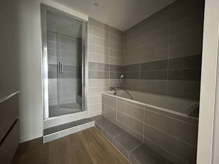 Salle de bain avec douche et baignoire (Caen 14000)