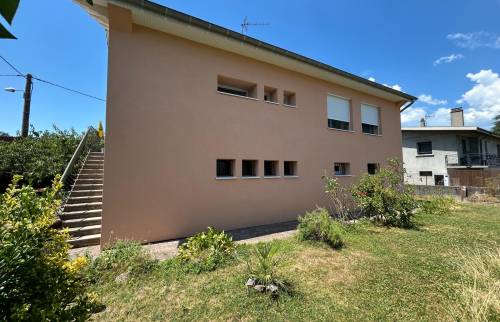 Façade arrière après ravalement avec escalier extérieur, offrant un rendu esthétique et une meilleure protection du bâti.