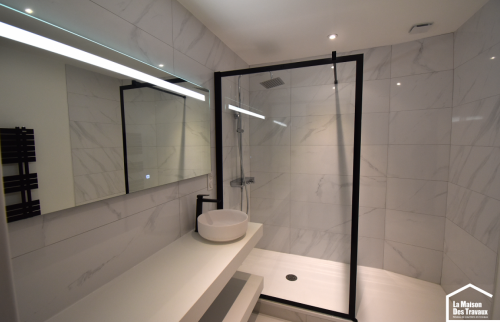 Miroir avec éclairage intégré 