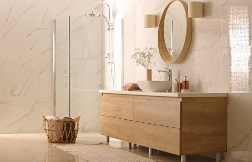 Petite salle d’eau au fond d’une chambre rénovée