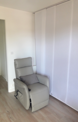 Paroi japonaise pour séparer le lit dans ce petit studio de 25m²