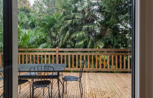 Vue extérieure de la terrasse avec mobilier élégant.
