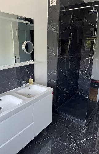 Salle d'eau avec meuble double lavabo receveur surélevé en granit pour cabinet de douche revêtement grès cérame effet marbre - Marines - 95640 -