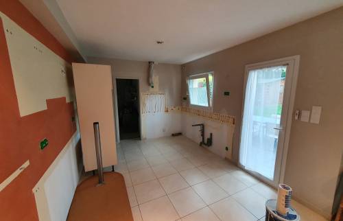 Retrait de l’ancienne cuisine pour faire place à une rénovation moderne à Bourgbarré