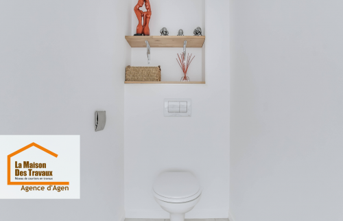 Des toilettes rénovées avec sobriété et modernité pour un intérieur soigné.