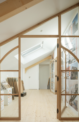 Surélévation de 47 m² de l'agence La Maison des Travaux Vertou - verrière en bois