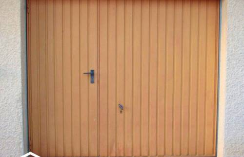 Porte de gargae en bois avec petit porte sur le côte