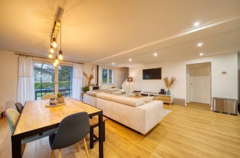 Un magnifique salon salle à manger lumineux