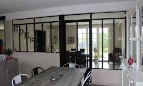 grande verrière porte et fenêtres dans une cuisine