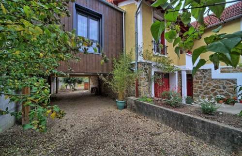 Extension sur pilotis et bardage en bois
