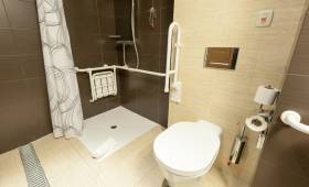 Création d'une salle de bains pour personne à mobilité réduite dans un hôtel à Grenoble