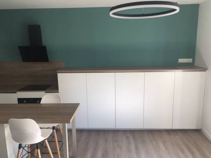 Cuisine rénovée avec peinture décorative et ses rangements (réfrigérateur intégré et placards) - Nantes 44