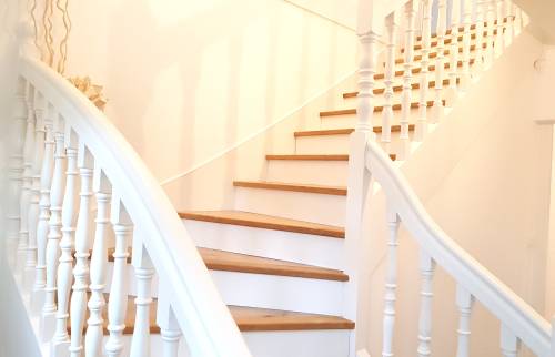 Pose de nez de marche sur escalier bois extérieur à Itxassou