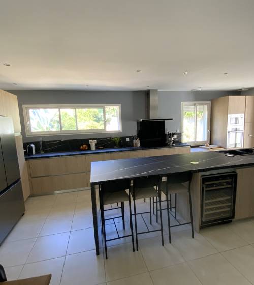 Cuisine avec plan de travail noir design La Maison Des Travaux Alès