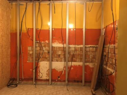 Pose des rails à placo pour un doublage de cloison - Nantes 44