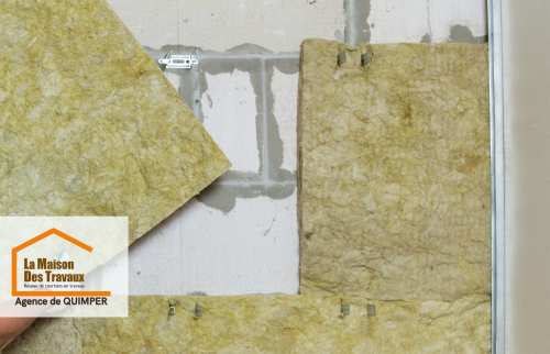 Isolation des murs à Treffiagat – Mise en place d’un isolant en laine minérale pour améliorer l’efficacité énergétique de l’habitat.