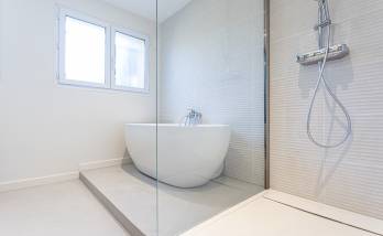 Salle de bains et douche rénovée intégralement