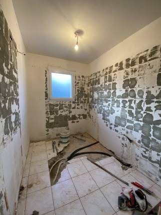 Travaux de plomberie dans une salle de bain en rénovation - Saint-Malo-du-Bois 85