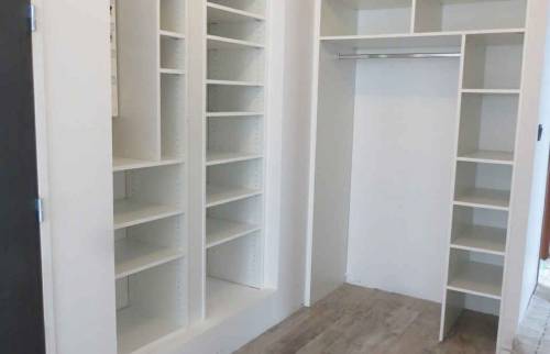 Pose d'un placard à Guilberville (50350).