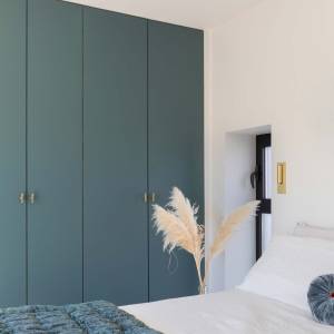 banquette sur-mesure et cloison vitrée en bois dans la maison rénovée à Montrouge – Yanna Williams, architecte du projet Sukeru