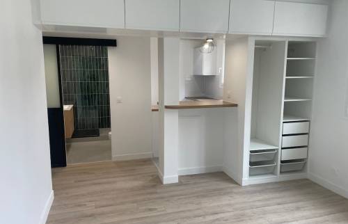 Studio rénové avec rangement sur mesure