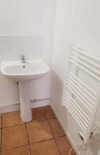 Pose d'une lavabo et sèche serviette électrique dans nouvelle salle d'eau appartement RDC (13000)