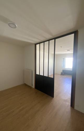 Bureau d'un appartement avec verrière (porte ouverte) à ALÉS 30100