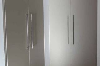 Portes battantes grises à la fois sobres et élégantes à Chevry (91)