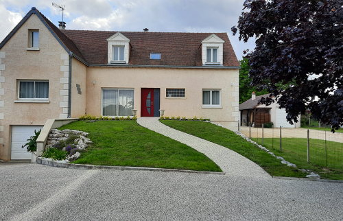 Réaménagement d’une entrée de maison avec allée en jardin en pente