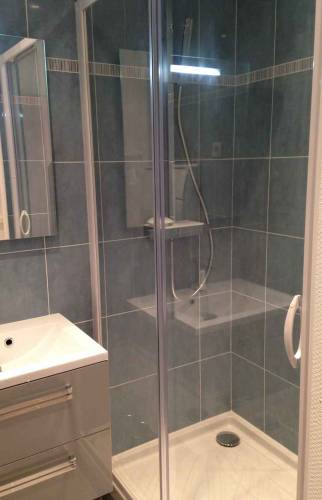 Salle de bain moderne et fonctionnelle