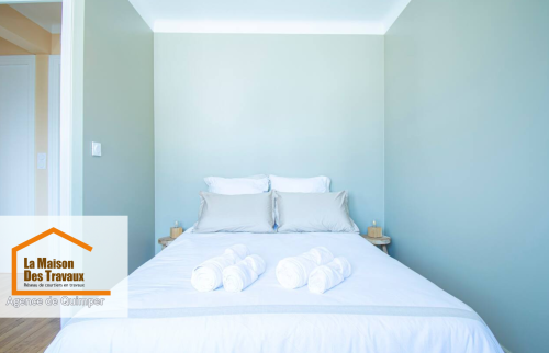 Salon cosy et chaleureux : Le salon offre un espace confortable avec des touches décoratives apaisantes et une palette de couleurs douces.
