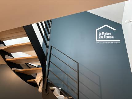 Escalier sur mesure salon bleu canard