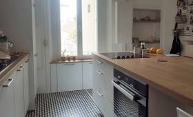 Une cuisine avec îlot central près de Santenay (21590)