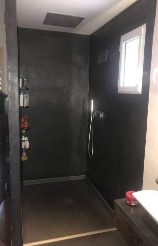 Douche à l'italienne nouveau recevoir et couches enduit en béton ciré des parois - Cassis(13260)