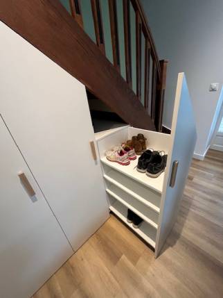 Meuble à chaussures dans un placard aménagé sous l'escalier - Nantes 44