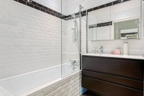Limonest (69760) : une salle de bains rétro avec faiences métro blanches et noires