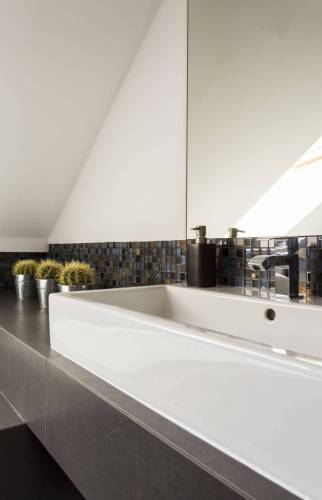 Rénovation d'une salle de bain chic et moderne sous les combles à Truyes (37320)