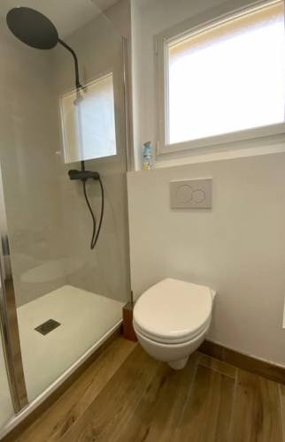 Salle de bain avec paroi en verre à Bain-de-Bretagne  