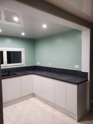 Mur vert d'eau dans cuisine