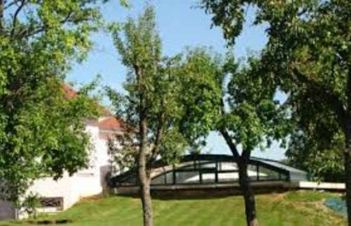  piscine extérieure avec véranda