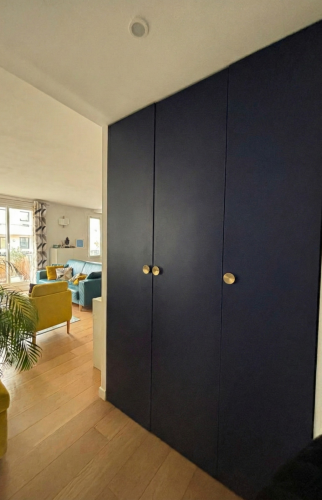 Meuble sur mesure conçu pour optimiser les rangements de l’appartement – Paris 17