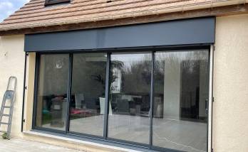 Baie vitrée à double galandage aluminium avec coffrage protection extérieur à MAGNY-LE-HONGRE (77700)