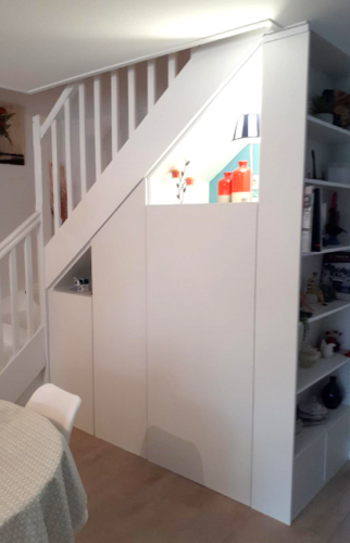 Aménagement de placards sur mesure sous escalier