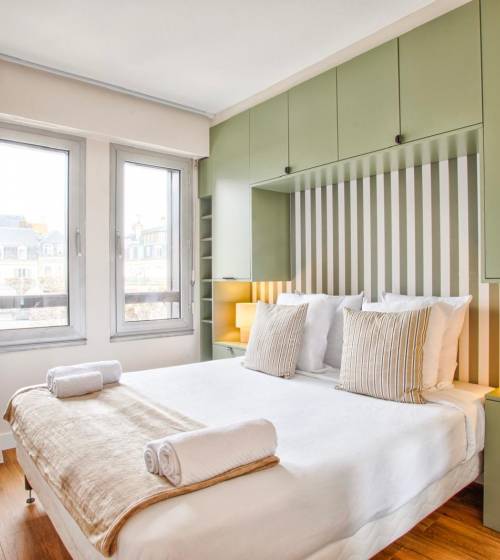 La chambre avec le meuble sur mesure