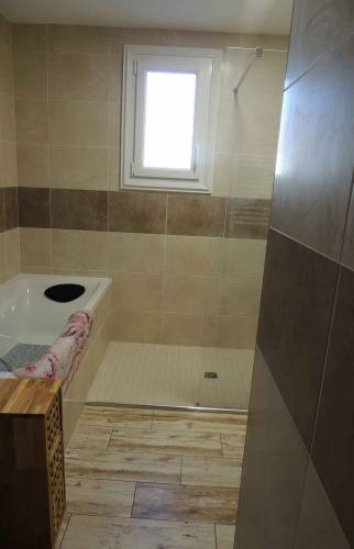 Baignoire et douche dans la salle de bains à Saintes