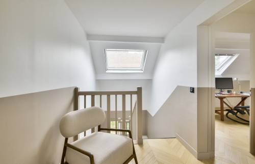 peinture grège dans l'escalier