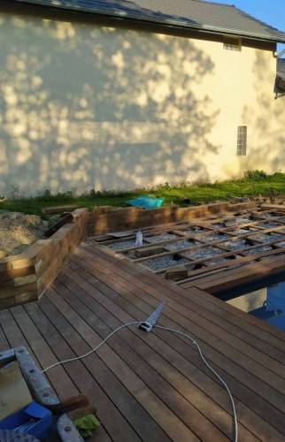 Travaux de terrasse bois en cours à La Côte-Saint-André : préparation de la structure pour un aménagement extérieur durable adapté à une maison en pisé