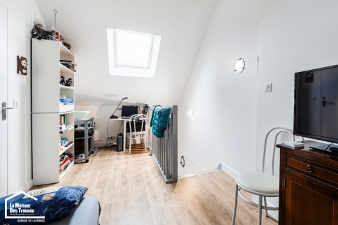 Palier aménager en bureau et salon TV