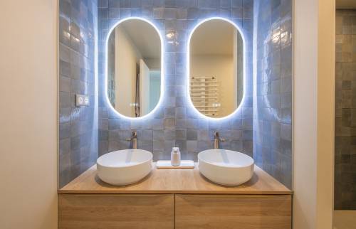 Éclairage LED moderne pour des miroirs ovales