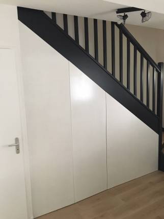 Placard sur mesure aménagé sous l'escalier - Nantes 44